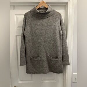 Zara knit gray long sleeve 2 front pocket 100% wool women’s size small sweater